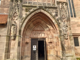 Tour Evangelische Kirche, vor der Kirche